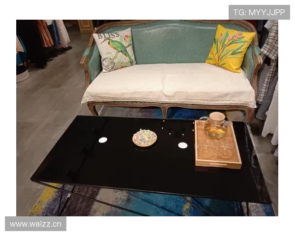 刷到唐佳豪家居照，睡眼朦胧的他旁边放着那个奢侈包，把我半年工资直接按回起点，真离谱